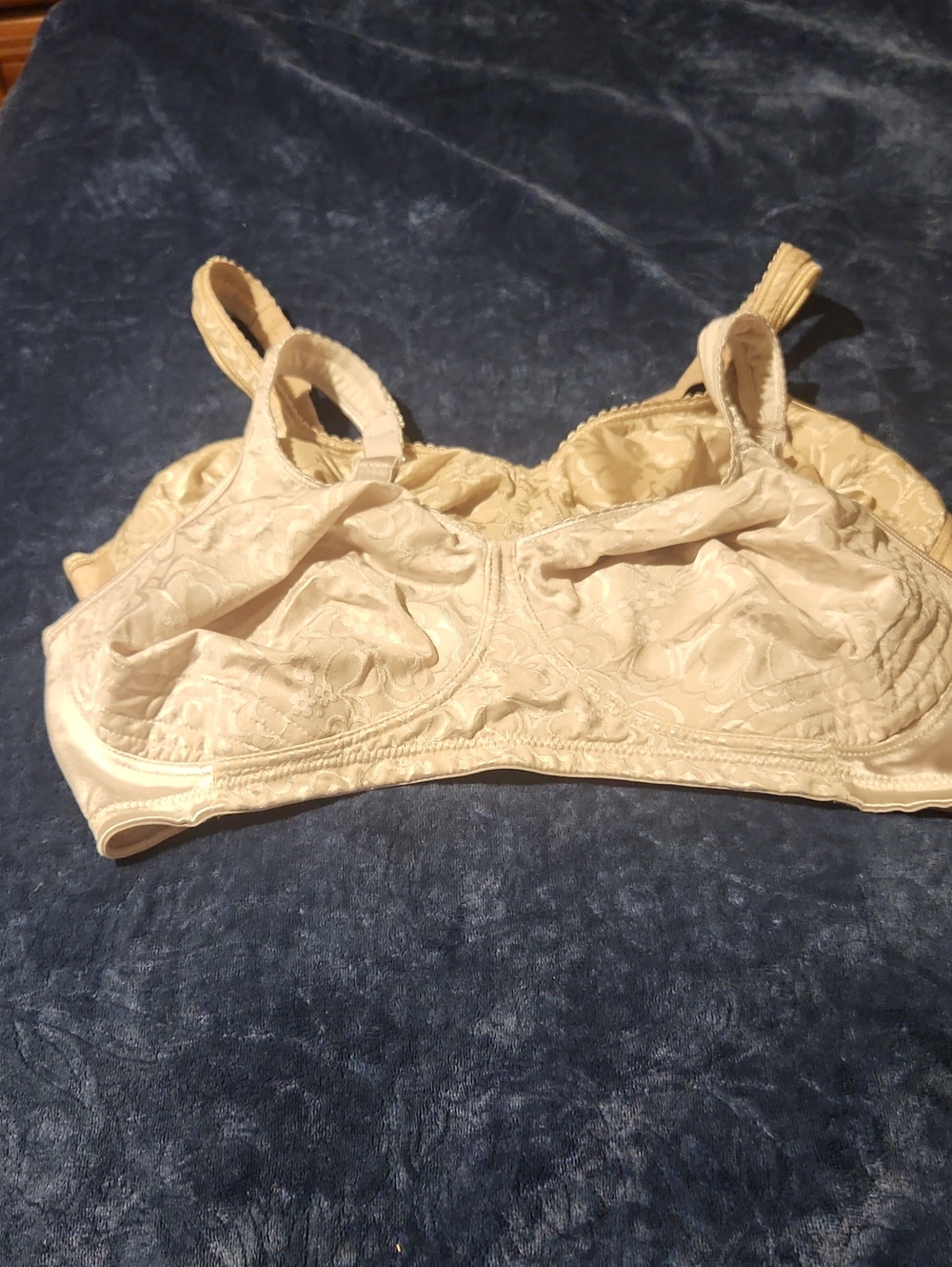 2 Playtex  Full-Coverage Jacquard Bras White /Beige